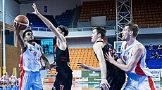 Javion Blake (vlevo) z Brna jde do nymburského koše. Javion Blake (vlevo) z Brna jde do nymburského koše.
