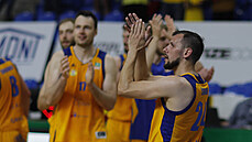 Opavský kapitán Jakub Šiřina děkuje fanouškům. Opavský kapitán Jakub Šiřina děkuje fanouškům.