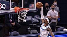Kentavious Caldwell-Pope z Lakers střílí na koš Indiany Kentavious Caldwell-Pope z Lakers střílí na koš Indiany