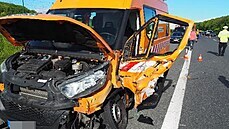 Nákladní auto narazilo do vozidel údržby dálnice na 51. kilometru D11 u obce... Nákladní auto narazilo do vozidel údržby dálnice na 51. kilometru D11 u obce...