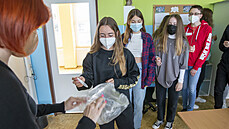 Studenti Gymnázia Františka Křižíka v Plzni zahájili týden tzv. kloktacími PCR... Studenti Gymnázia Františka Křižíka v Plzni zahájili týden tzv. kloktacími PCR...