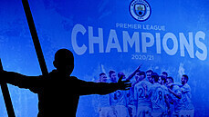Fanoušek fotbalistů Manchesteru City se raduje ze zisku mistrovského titulu... Fanoušek fotbalistů Manchesteru City se raduje ze zisku mistrovského titulu...