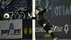 Brněnský gólman Martin Berkovec vyráží penaltu v utkání s Libercem. Brněnský gólman Martin Berkovec vyráží penaltu v utkání s Libercem.