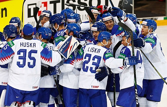 Sloventí hokejisté oslavují výhru nad Ruskem ve skupin A na MS v Lotysku.