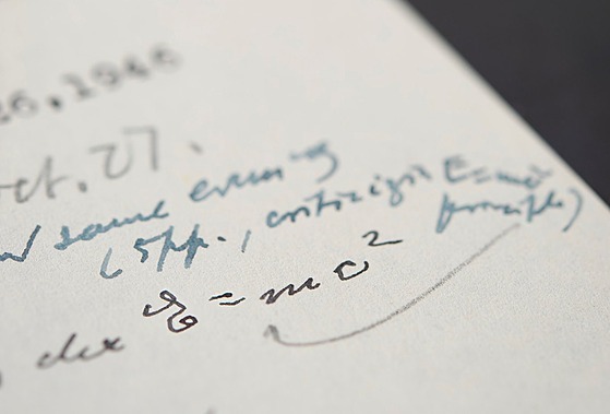 Dopis Alberta Einsteina, ve kterém pouil svou nejpopulárnjí rovnici, se...
