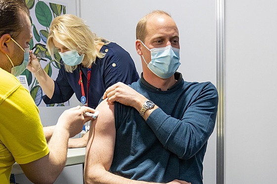 Princ William pi první dávce vakcíny proti covidu-19 (Londýn, 18. kvtna 2021)