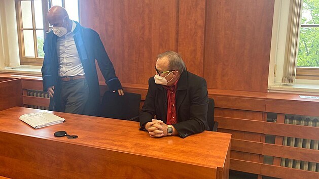 Lékař František Zahálka u Okresního soudu v Domažlicích. (24. 5 .2021) Lékař František Zahálka u Okresního soudu v Domažlicích. (24. 5 .2021)