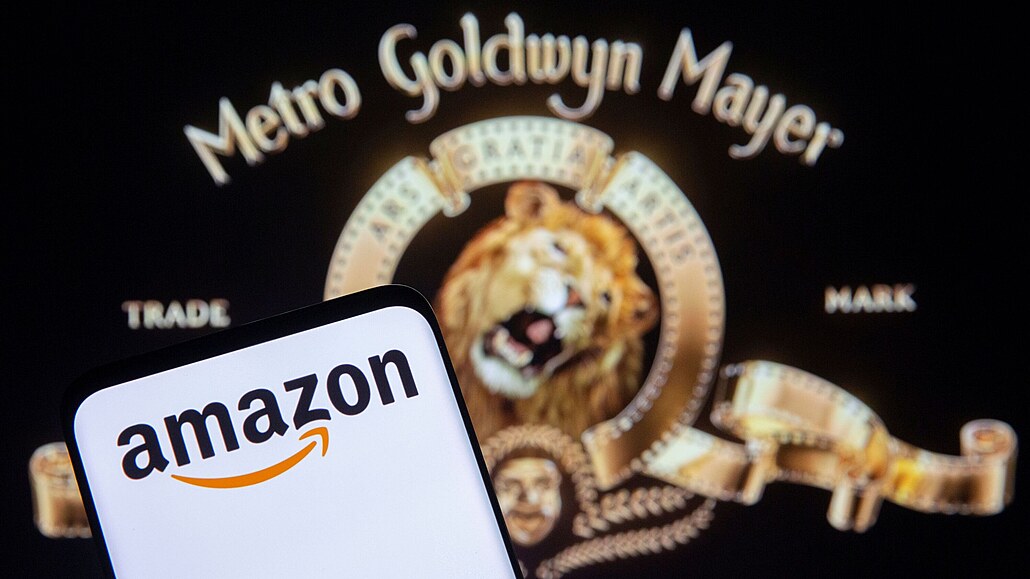 Jednoduché logo Amazonu a voucí lev omotaný filmovou páskou jako symbol...
