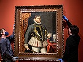 Na přepravě a zavěšení díla se podílela řada techniků a na vše dohlíželi dva... Na přepravě a zavěšení díla se podílela řada techniků a na vše dohlíželi dva...
