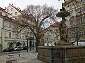 Uhelný trh. Vlevo pod podloubím U Dvou koček. Horní část kašny, odkud teče...