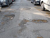 Rozbitá Zámečnická ulice v Praze 14.
