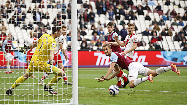 Zlonk West Hamu Tom Souek hlavikuje v utkn proti Southamptonu.