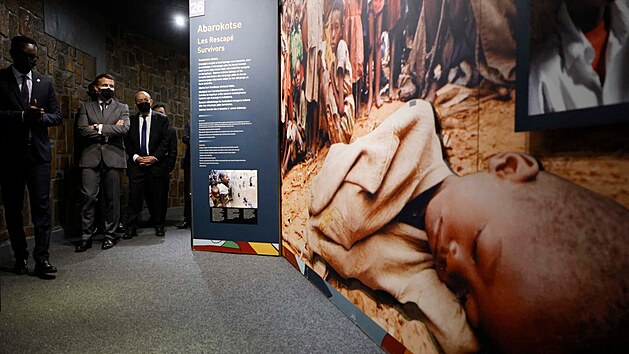 Francouzsk prezident Emmanuel Macron navtvil pamtnk obt rwandsk genocidy v Kigali. (27. kvtna 2021)