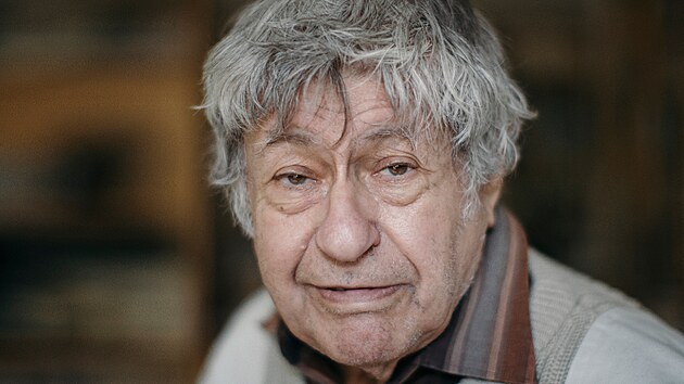 Láska mě zajímá víc než politika. Znají ho přinejmenším v padesátce zemí světa, přeložen byl do třiatřiceti jazyků, je žijícím klasikem české literatury. Ve svém šíleném století, jak říká tomu dvacátému, byl vězněm v koncentráku, novinářem, komunistou, metařem, disidentem a především vynikajícím spisovatelem. A třeba i autorem hororů, Krtečka či jedním z prvních majitelů počítače. Ivan Klíma, který se navzdory okupaci roku 1968 vrátil z USA, letos oslaví devadesáté narozeniny.