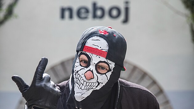 Absolvent Vysoké školy ekonomické, titul inženýr získal za obhajobu diplomové práce na téma „Marketing v pohřebnictví“. Jako interpret horrorcore rapu má za sebou Řezník více než dvacet alb. Aktuálně mu vycházejí hned dvě najednou – Straight OuttaSklep a Traumaplan.