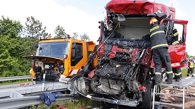 Dlnici D2 na 56. kilometru u Lanhota na Beclavsku v obou smrech uzavela 28. kvtna 2021 rno nehoda kamionu a vozu silni. idi nkladnho auta zrannm podlehl.