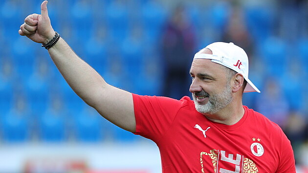 Slvistick trenr Jindich Trpiovsk se raduje po triumfu v eskm pohru.