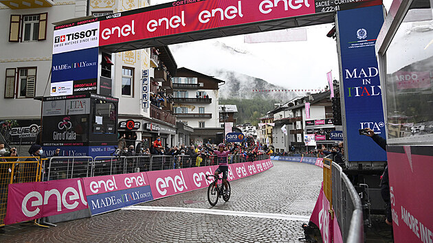 Egan Bernal projd clem 16. etapy v Cortin.