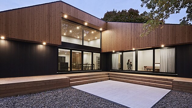 Velk cedrov terasa lemuje tvar domu.