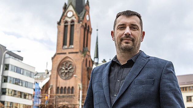 Před více než dvaceti lety tehdejší vysokoškolák Martin Číhalík v olomouckém Červeném kostele – sloužícím jako sklad knih – brigádničil, teď má na starosti rekonstrukci této památky.
