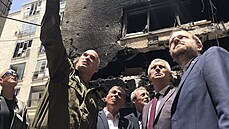 Český ministr zahraničí Jakub Kulhánek (vpravo) si v Izraeli prohlíží trosky... Český ministr zahraničí Jakub Kulhánek (vpravo) si v Izraeli prohlíží trosky...