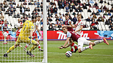 Záloník West Hamu Tomá Souek hlavikuje v utkání proti Southamptonu.