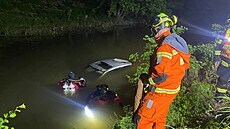 Ford Focus byl v Mlýnském náhonu u Kojetína na Přerovsku zcela ponořený a bylo... Ford Focus byl v Mlýnském náhonu u Kojetína na Přerovsku zcela ponořený a bylo...