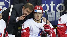 Trenér Ruska Valerij Bragin dává pokyny Alexandru Barabanovi během zápasu proti... Trenér Ruska Valerij Bragin dává pokyny Alexandru Barabanovi během zápasu proti...
