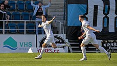 Luká Sadílek (vlevo) se raduje ze svého gólu, kterým poslal Slovácko do vedení...