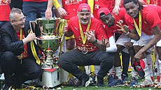 Trenér Jindřich Trpišovský (uprostřed) s ligovým pohárem Trenér Jindřich Trpišovský (uprostřed) s ligovým pohárem