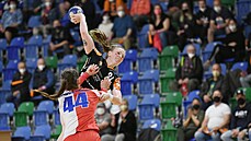 Mostecká Charlotte Cholevová (vzadu) pálí na branku Slavie. Mostecká Charlotte Cholevová (vzadu) pálí na branku Slavie.