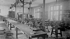 Továrna Glock na výrobu zbraní. Snímek pochází z roku 1930.