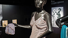 Souástí výstavy je i expozice dobového dámského spodního prádla prezem...
