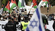 Průvod desítek lidí na podporu Palestiny se v pátek potkal u izraelské ambasády... Průvod desítek lidí na podporu Palestiny se v pátek potkal u izraelské ambasády...