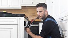 Je opravářem, elektrikářem, řemeslníkem i instalatérem v jednom. Je hodinovým... Je opravářem, elektrikářem, řemeslníkem i instalatérem v jednom. Je hodinovým...
