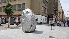 Socha vypadající jako asteroid v centru Brna Socha vypadající jako asteroid v centru Brna