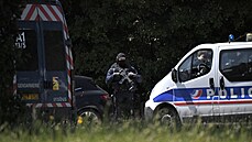 Policisté na předměstí francouzského Nantes pátrající po útočníkovi, který... Policisté na předměstí francouzského Nantes pátrající po útočníkovi, který...
