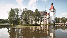 Zámek Blatná je obklopený vodou a je u něj krásný park, kde bude hrát Jihočeské... Zámek Blatná je obklopený vodou a je u něj krásný park, kde bude hrát Jihočeské...