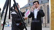 Dirigent Plzeňské filharmonie Chuhei Iwasaki natáčel na náměstí Republiky... Dirigent Plzeňské filharmonie Chuhei Iwasaki natáčel na náměstí Republiky...