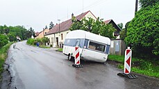 Obytný přívěs odvezly holické technické služby za asistence městské policie na... Obytný přívěs odvezly holické technické služby za asistence městské policie na...