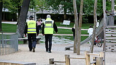 Ve Znojmě pomáhá Městské policii security, která dohlíží na pořádek ve městě.... Ve Znojmě pomáhá Městské policii security, která dohlíží na pořádek ve městě....