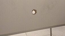 Muž si ve vedlejší kabince vyřízl 3,5centimetrový otvor. Muž si ve vedlejší kabince vyřízl 3,5centimetrový otvor.