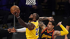 LeBron James z Los Angeles Lakers zakončuje, proti němu Juan Toscano-Anderson z... LeBron James z Los Angeles Lakers zakončuje, proti němu Juan Toscano-Anderson z...