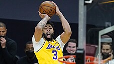 Anthony Davis z Los Angeles Lakers při střelbě. Anthony Davis z Los Angeles Lakers při střelbě.
