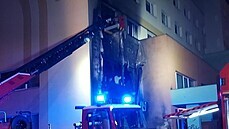 Od hořící popelnice vzplála fasáda hotelu v Berouně. (23. května 2021) Od hořící popelnice vzplála fasáda hotelu v Berouně. (23. května 2021)