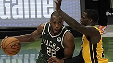 Khris Middleton (vlevo) z Milwaukee se snaží obejít Kendricka Nunna z Miami. Khris Middleton (vlevo) z Milwaukee se snaží obejít Kendricka Nunna z Miami.