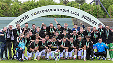 Fotbalisté Hradce Králové pózují s pohárem pro vítěze druhé ligy. Fotbalisté Hradce Králové pózují s pohárem pro vítěze druhé ligy.