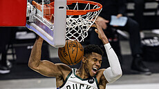 Janis Adetokunbo z Milwaukee zakončuje na koš Miami. Janis Adetokunbo z Milwaukee zakončuje na koš Miami.