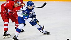 Slovenský obránce Martin Bučko (vpravo) v duelu s Ruskem. Slovenský obránce Martin Bučko (vpravo) v duelu s Ruskem.