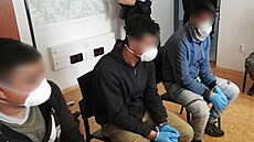 Zadržení migranti u sebe neměli doklady. Podle policie pocházejí z Afghánistánu... Zadržení migranti u sebe neměli doklady. Podle policie pocházejí z Afghánistánu...